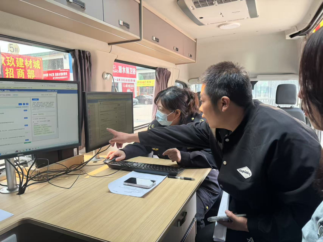 沈陽市大東區市場監督管理局將政務服務窗口“搬”到商戶“家門口”，現場為經營主體集中辦理并頒發營業執照。沈陽市營商局供圖