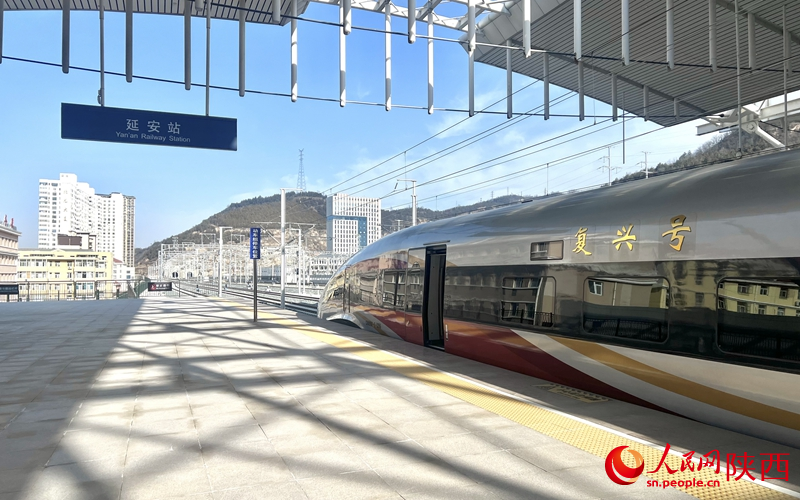 2025年12月26日，C9312次復(fù)興號(hào)列車抵達(dá)延安站。人民網(wǎng)記者 鄧楠攝