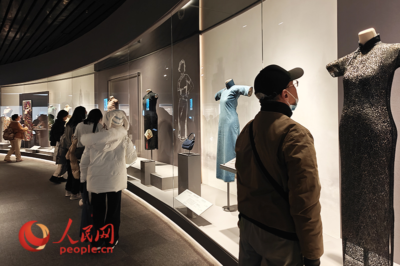 觀眾在上海博物館參觀展覽。人民網記者 韋衍行攝