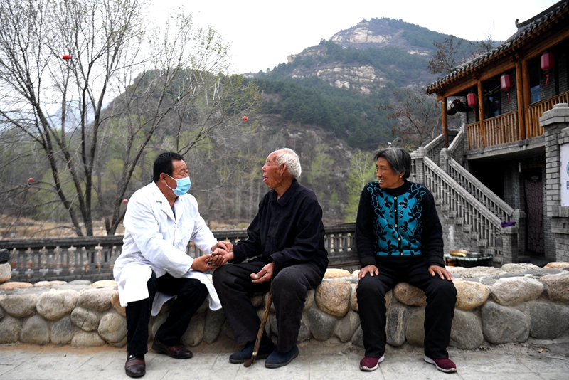 2020年4月15日，在河北阜平縣龍泉關鎮駱駝灣村，村醫霍建國為村民把脈。