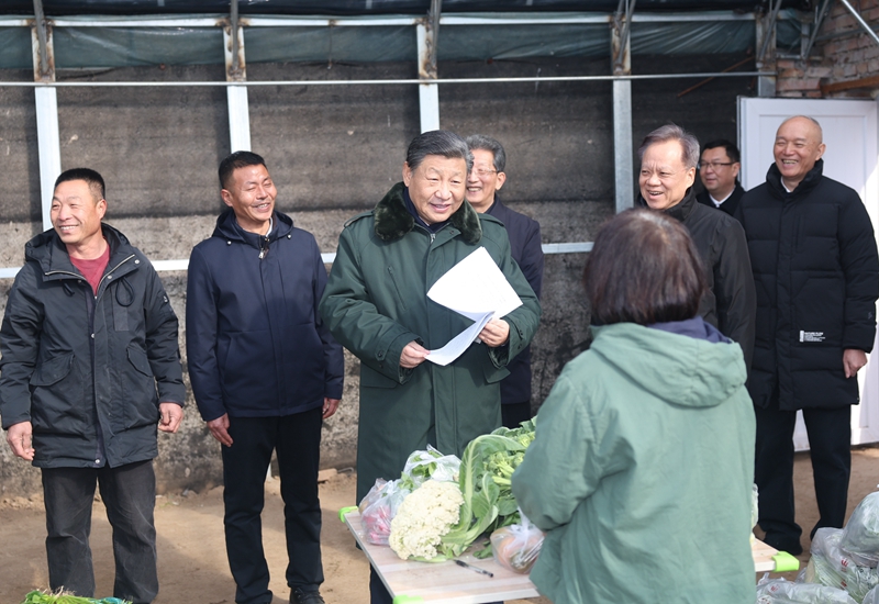 2024年2月1日，習近平總書記在天津市西青區辛口鎮第六埠村，走進大棚同菜農親切交流。
