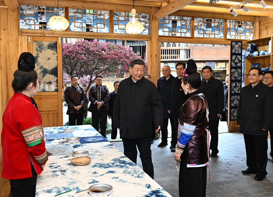 2025年3月17日下午，習近平在黔東南州黎平縣肇興侗寨侗鄉特色產業基地考察。新華社記者 謝環馳 攝