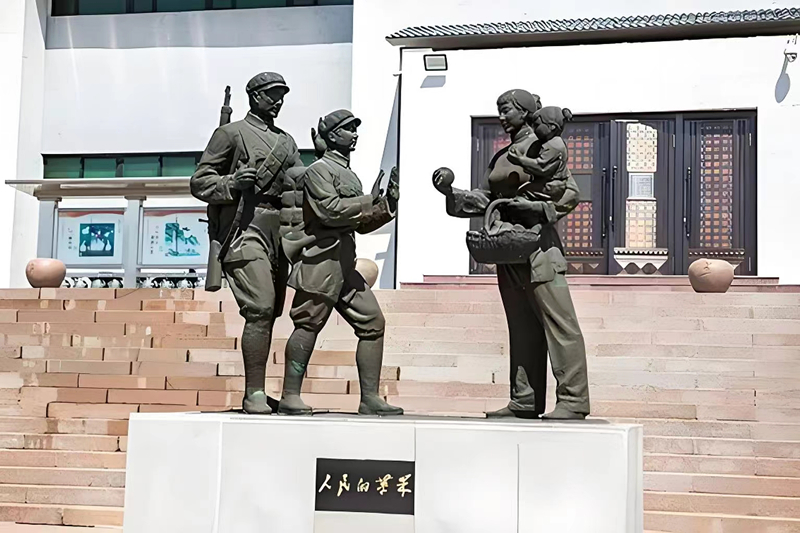 錦州蘋果廉政文化展覽館前的《人民的蘋果》主題雕塑。（由遼沈戰役紀念館供圖）