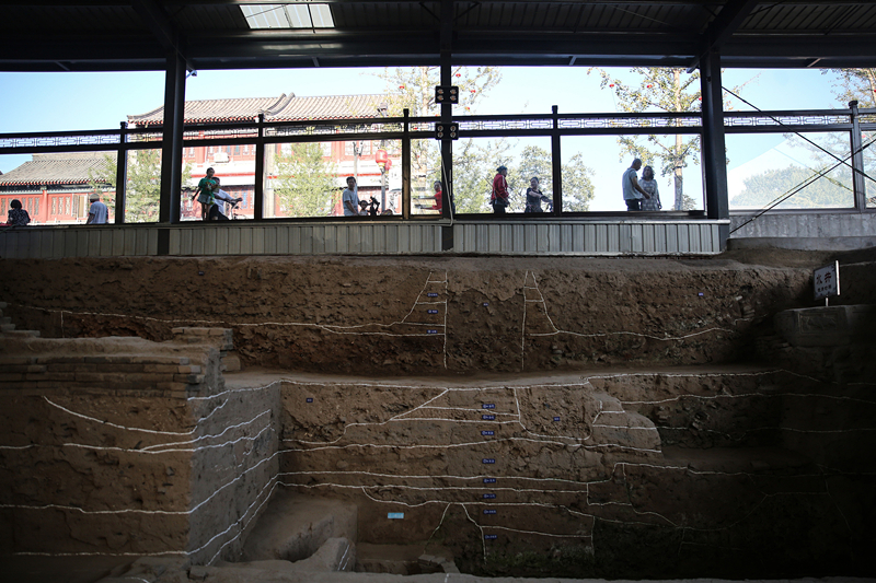 2019年9月7日，人們透過玻璃幕墻看開元寺南廣場遺址考古現場。