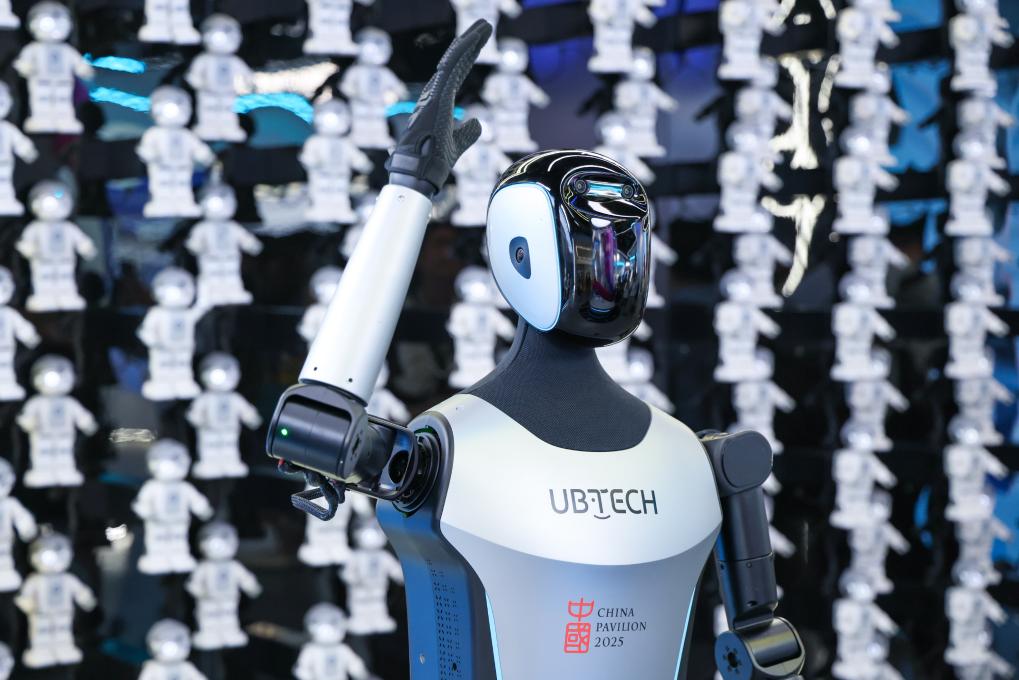 △ 2025年4月23日，在深圳優必選科技展廳內，商用版人形機器人Walker C向觀眾揮手致意。