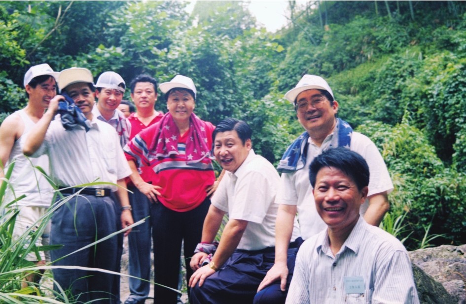 1999年6月，習近平在福州森林公園參加紀念毛主席“發展體育運動，增強人民體質”題詞47周年登山健身活動。（圖片來源：《習近平在福建（下冊）》