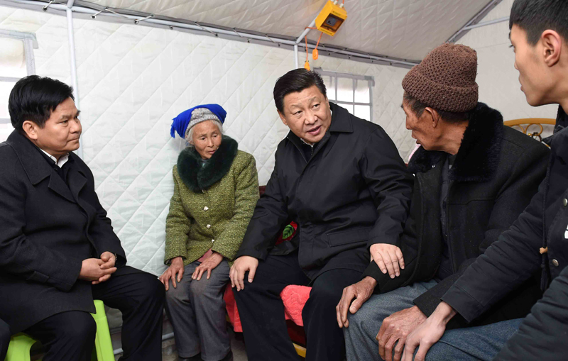 2015年1月19日，習(xí)近平總書記來到云南魯?shù)榭h小寨鎮(zhèn)甘家寨紅旗社區(qū)過渡安置點(diǎn)，看望受災(zāi)群眾甘正芬和她的老伴兒鄒體富。