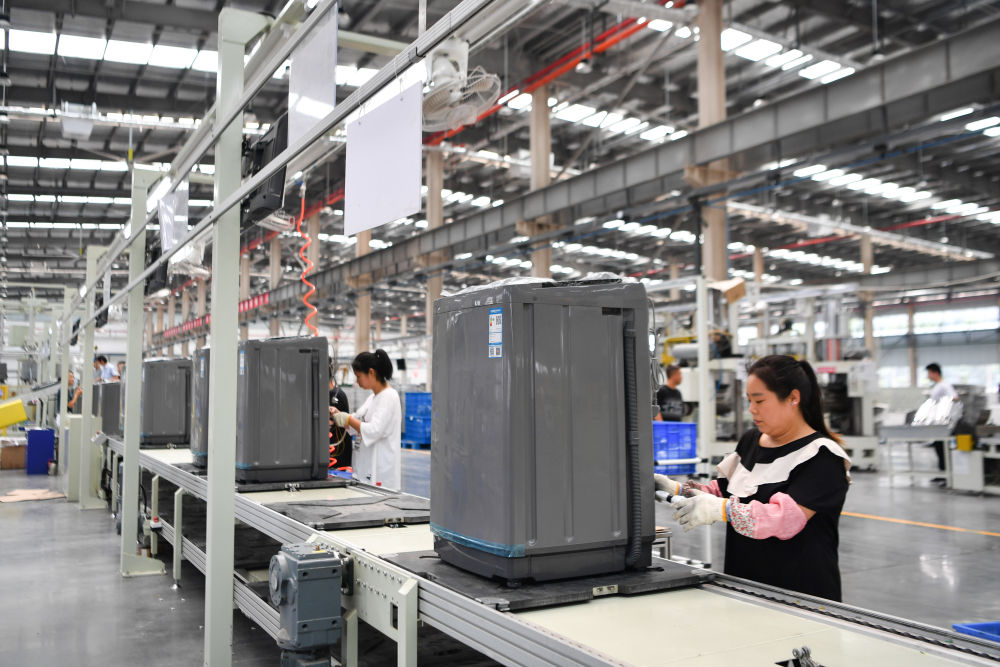△ 2023年7月20日，工人在位于西安國際港務區的陜西康佳智能家電有限公司生產車間工作。新華社記者 張博文 攝