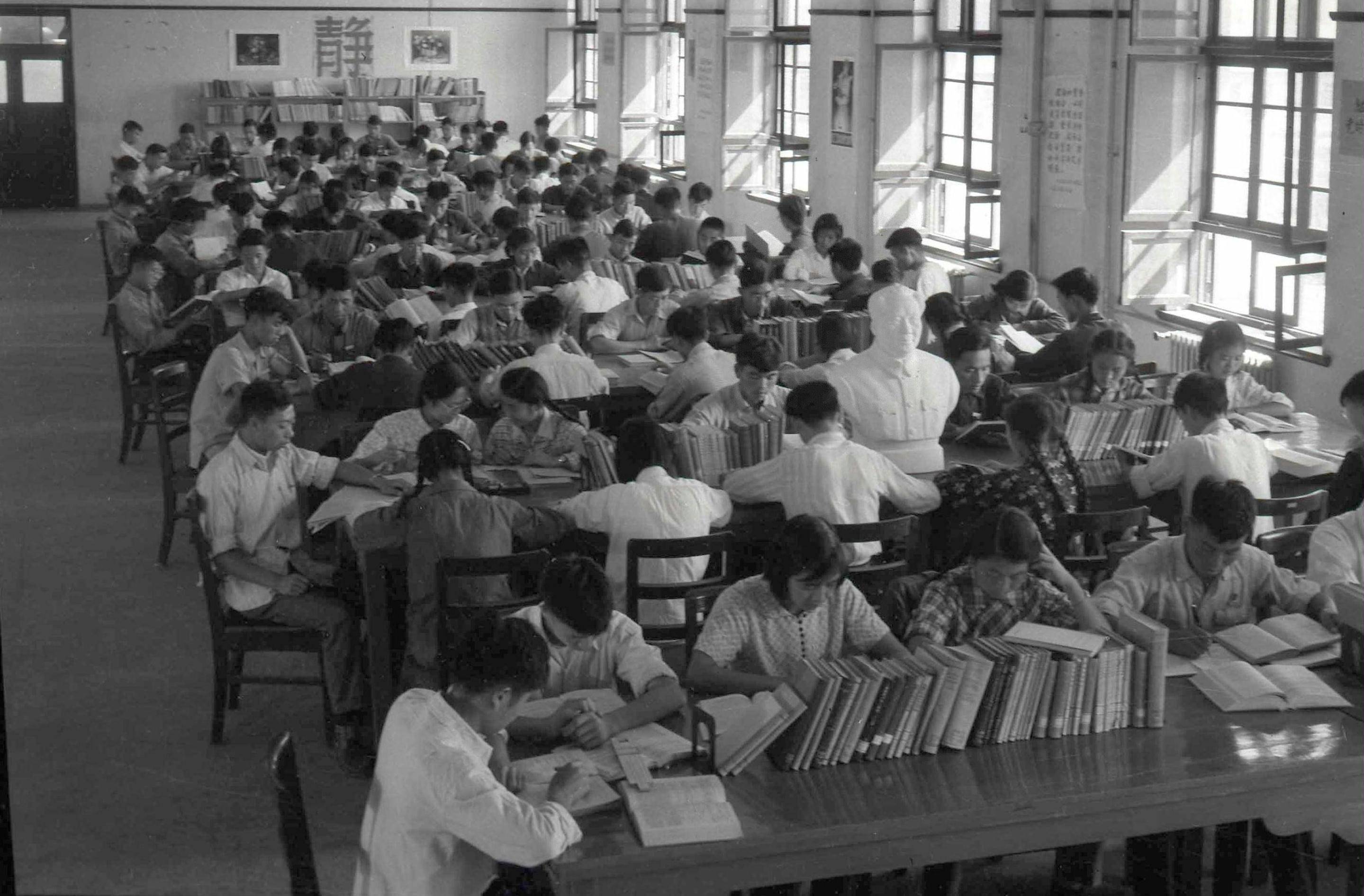 1959年，學生們在西遷后的交大校園圖書館閱覽室內(nèi)學習（資料照片）。