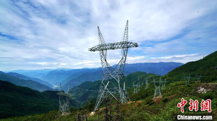 甘蜀改500千伏線路二郎山上的輸電線路鐵塔群?！∽T謝陽 攝