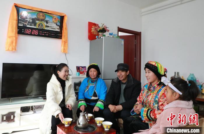 新家是兩層小樓房，一樓布置得充滿現代感，喝著藏式奶茶，一家人聊著今年春節怎么過。　丁思 攝