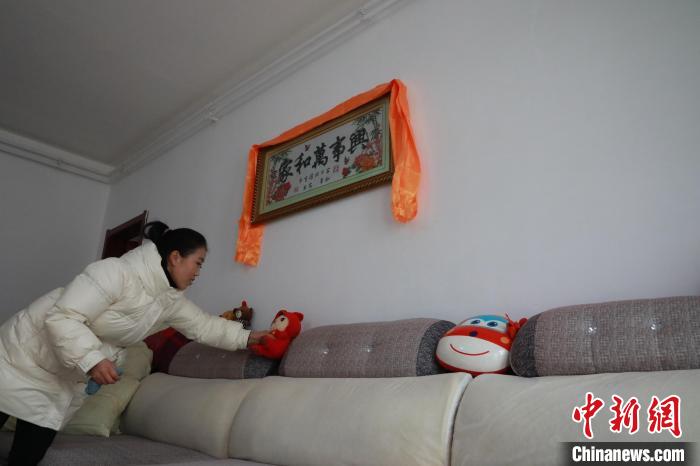 27日，春節將至，楊周馬草打掃房屋，拆洗沙發靠墊等。　丁思 攝