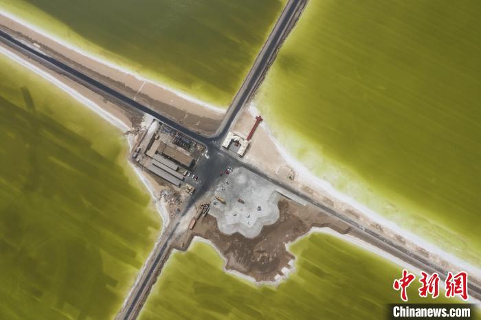 航拍春日的察爾汗鹽湖。　馬銘言 攝