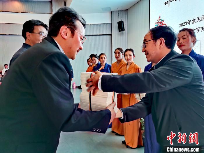 圖為贈送叢書?！執砀?攝