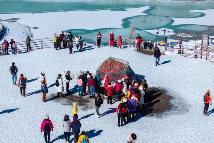 游客在達古冰川景區最高點打卡。黑水縣融媒體中心供圖