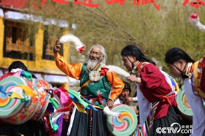 這里的人們，跳著從高原上長出來的久河卓舞，舞動人生，一代又一代。