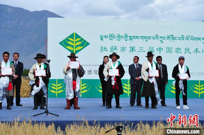 圖為活動上獲得表彰的農牧民。　張偉 攝
