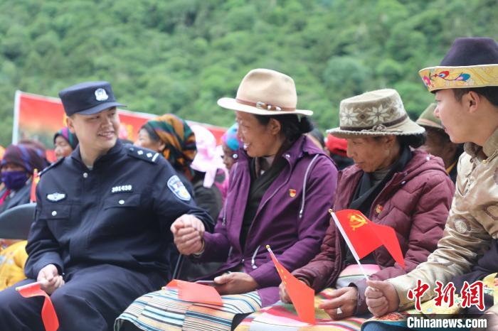 圖為李陽副所長(前排左一)與卓嘎、央宗姐妹共同參加愛國主義教育活動?！〉录?攝