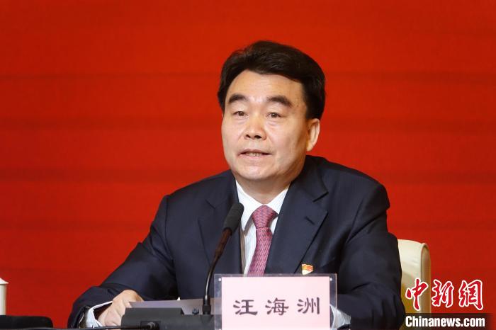 汪海洲在發布會上介紹西藏自治區黨史學習教育開展情況。　冉文娟 攝