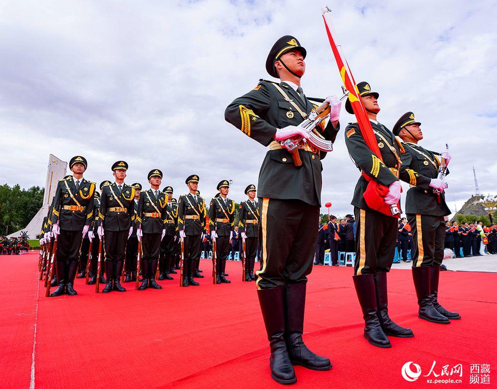 8月19日10時，慶祝西藏和平解放70周年大會在拉薩市布達拉宮廣場隆重舉行。這是大會舉行升旗儀式。徐馭堯 攝