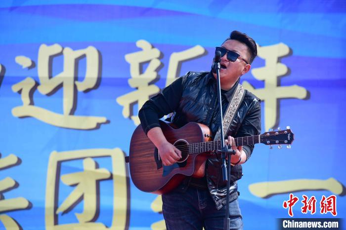 圖為文藝匯演現場。　貢嘎來松 攝