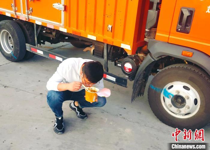 由于沿路疫情原因，閆光宇和朋友只能在服務(wù)區(qū)簡餐?！∴嵟?攝