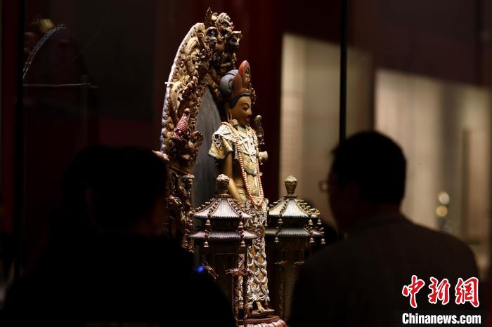 展廳現場的檀香木觀音菩薩像(故宮博物院藏 雨花閣陳設) 盛佳鵬 攝