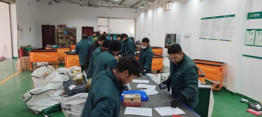 西藏拉薩城東營業部分揀員正在傳送帶分揀。旦增攝