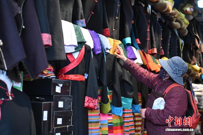 （新春見(jiàn)聞）拉薩藏裝熱銷(xiāo)新年氛圍漸濃