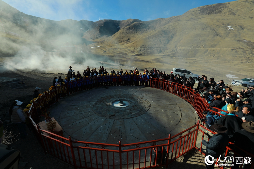 達(dá)普天文觀測臺上，陽光精準(zhǔn)穿透觀測房的方孔，投射在測光石上，標(biāo)志著高原春耕灌溉時(shí)節(jié)正式到來。人民網(wǎng)記者 吳雨仁攝