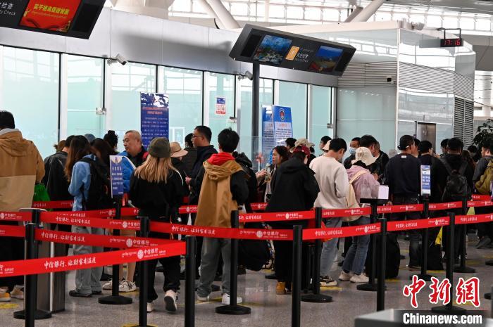 圖為“五一”期間，拉薩貢嘎機(jī)場旅客密集出行。　扎西頓珠 攝