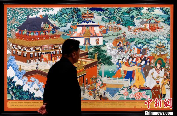 圖為5月16日，觀眾正在欣賞展覽中的新創唐卡作品。　李林 攝