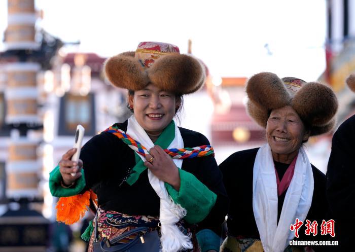 西藏拉薩婦女盛裝迎接“仙女節”