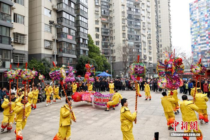 湖北武漢：千年高龍進社區昂首起舞迎祥瑞