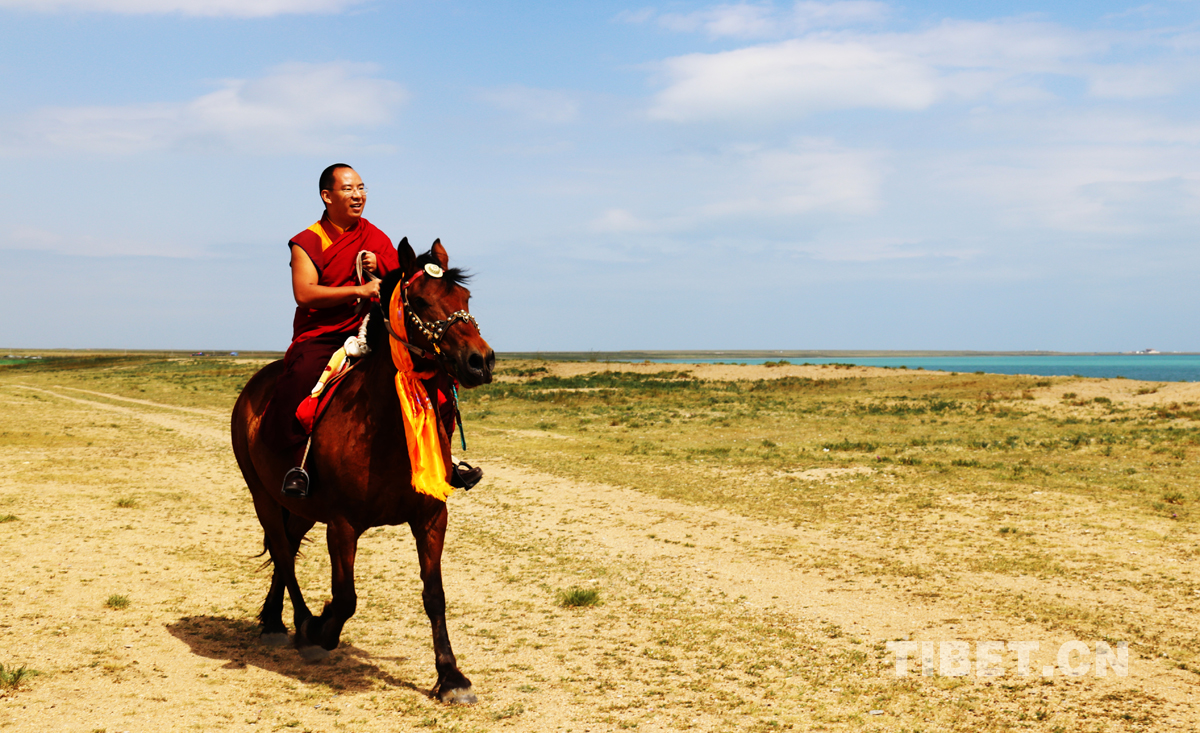 班禪大師在青海湖邊策馬馳騁2。攝影： 噶哇扎西.jpg