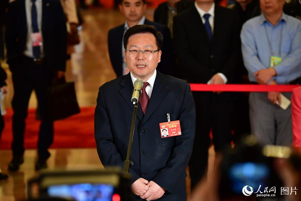 全國政協委員、中國聯通研究院院長張云勇接受記者采訪。