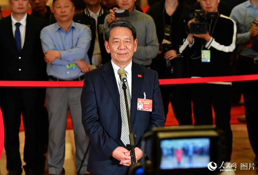 全國政協(xié)委員、中國探月工程總設計師吳偉仁接受記者采訪。