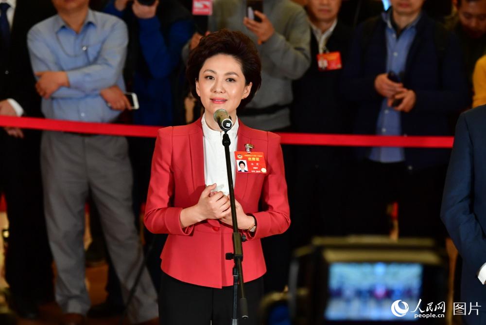 全國政協委員、中央廣播電視總臺央視新聞主播海霞接受記者采訪。