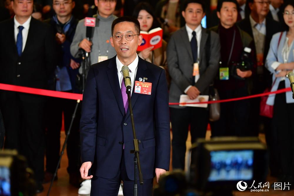 全國政協委員、西湖大學校長施一公接受記者采訪。