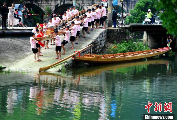 僑鄉福州長樂：新龍舟下水迎端午