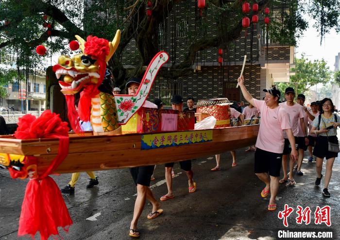 圖為5月29日，長樂江田鎮村民們推著新龍舟前行?！埍?攝