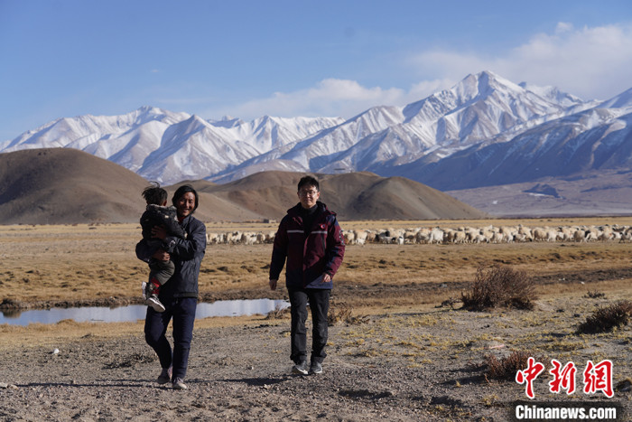 資料圖為4月29日，王克明在西藏自治區阿里地區噶爾縣義診。 <a target='_blank' ><p  align=