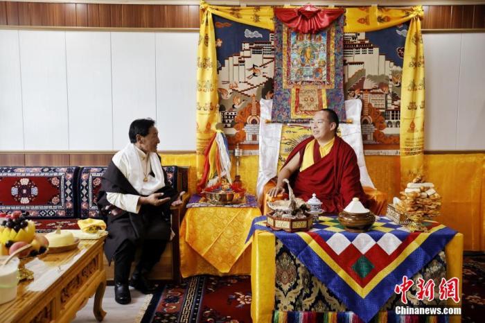 7月24日，班禪在甘南尕秀村牧民家中考察調研