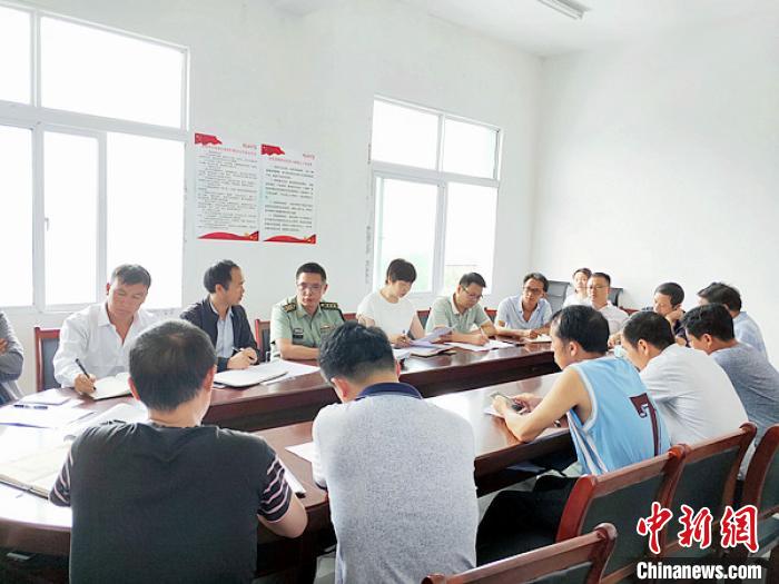 徐欣在屯上村召開(kāi)座談會(huì)，與鄉(xiāng)政府領(lǐng)導(dǎo)和村支兩委共商 (資料圖) 鐘欣 攝