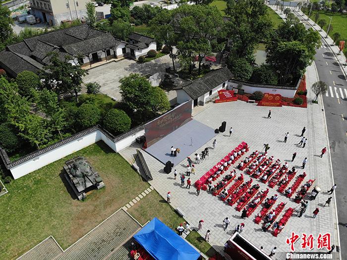 31日上午，“在這里讀懂初心使命——網(wǎng)絡(luò)媒體革命老區(qū)行”網(wǎng)絡(luò)主題采訪活動(dòng)湖南站啟動(dòng)儀式在長(zhǎng)沙許光達(dá)故居舉行。<a target='_blank'  ><p  align=