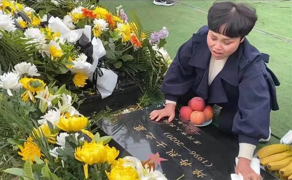 悼念戍邊烈士王焯冉：全國各地近五萬人自發獻花祭英烈，奶奶仍在等孫子回家