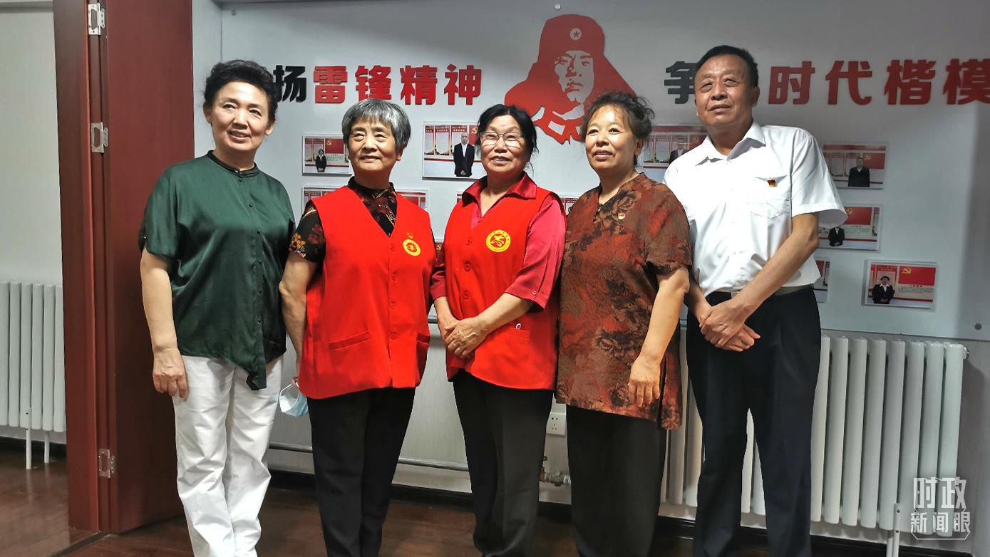 2021年8月，習近平到承德濱河社區居家養老服務中心調研。這是服務中心的志愿者代表。（總臺央視記者覃思拍攝）