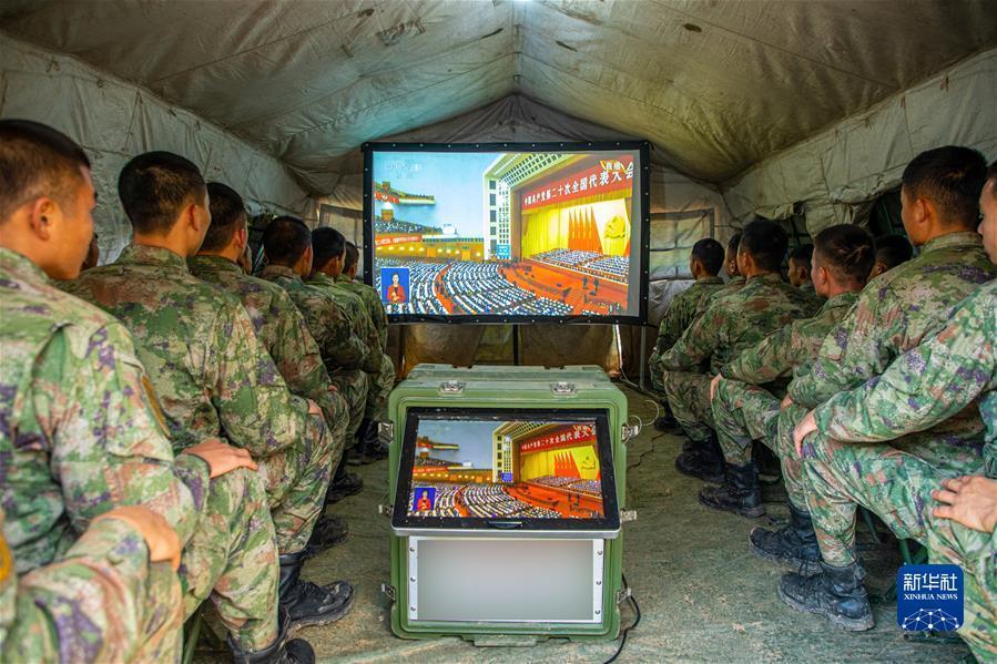 (二十大時光·圖文互動)(7)為如期實現建軍一百年奮斗目標砥礪奮進——全軍官兵認真收聽收看黨的二十大開幕會并展開學習討論