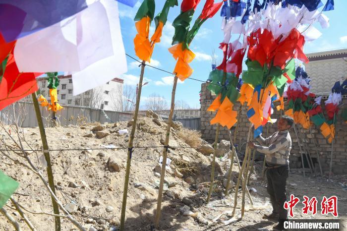 圖為拉薩街頭出售的五彩經幡?！∝暩聛硭?攝