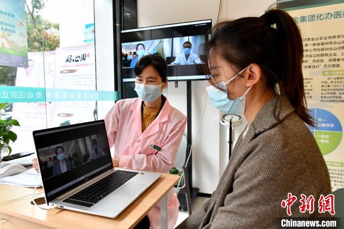 圖為社區居民遠程問診。　呂明 攝